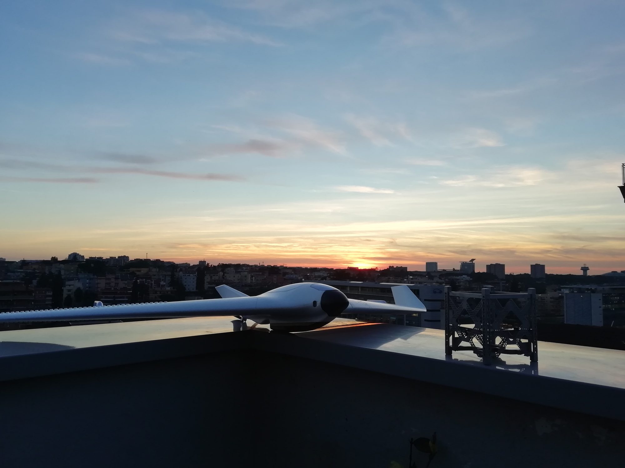 Drone ad ala fissa H4Research in ambiente operativo al tramonto