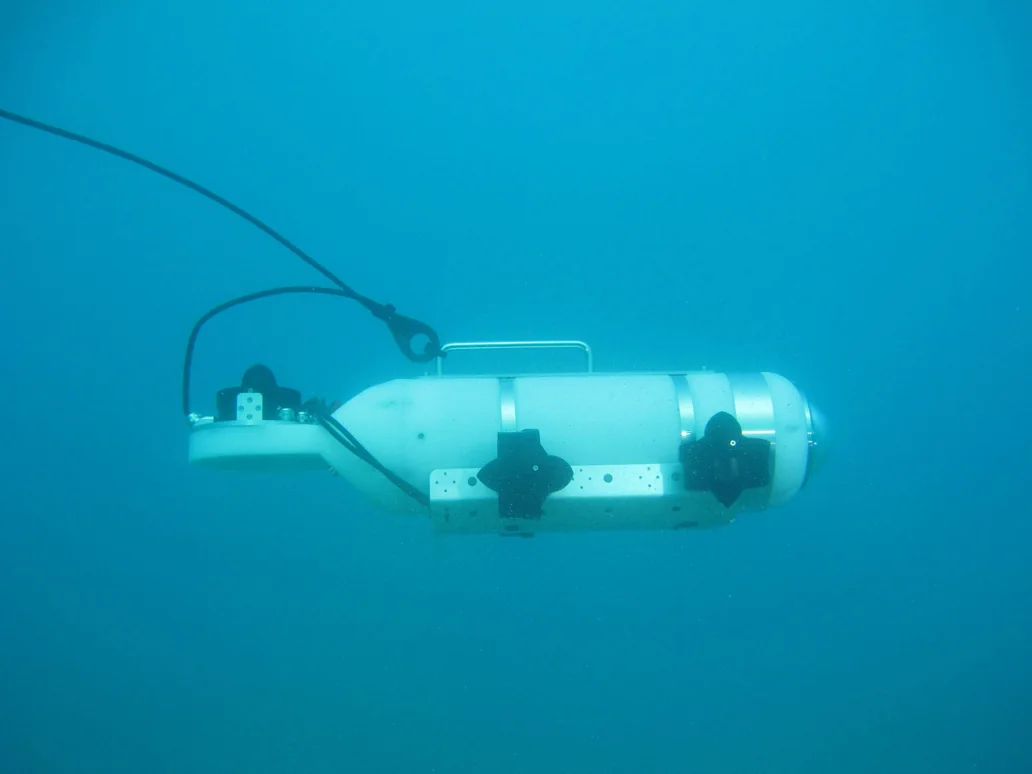 ROV subacqueo in immersione — H4Research